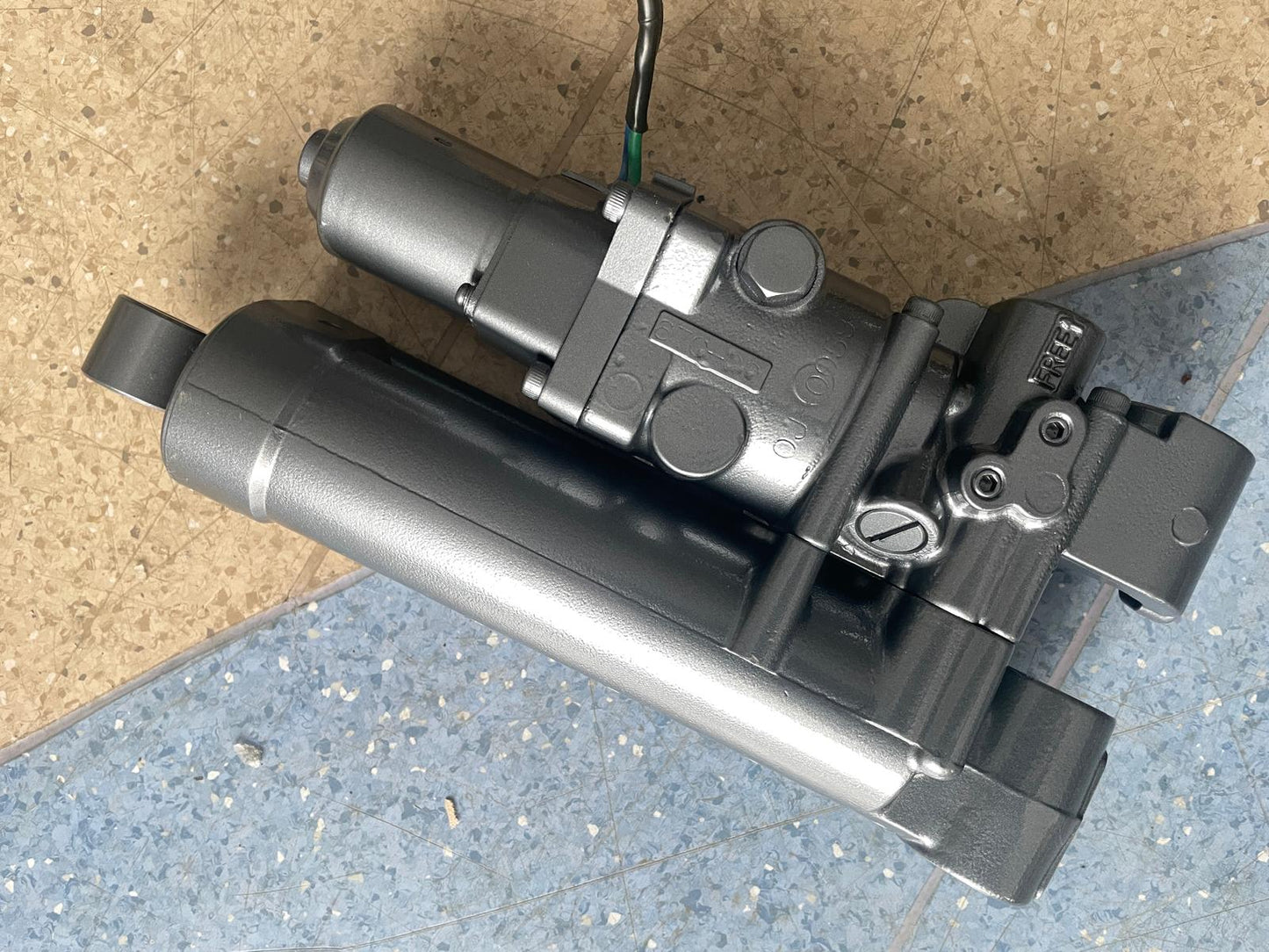 YAMAHA F40 F30 F25 POWER TRIM TILT ASSY - 67C-43800-01-4D